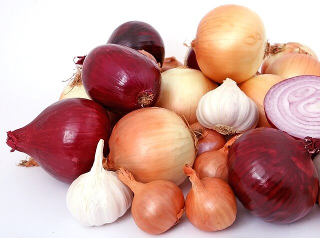 red and white onions and garlic